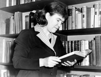 Black and white photo of anthropologist Margaret Mead in 1950