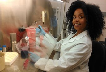 La becaria de Acción Comunitaria 2018-19 de la AAUW, Marisa Madison, trabajando en su laboratorio.